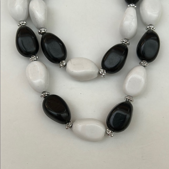 Elegant Black and White Beaded Necklace - Picture 4 of 9